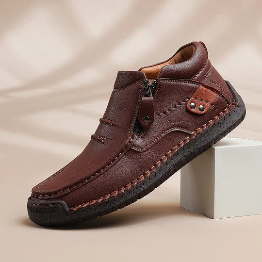 ⏰Zeitlich begrenzter Verkauf 70 % RABATT – Handgefertigte Slip-On-Fahrerstiefel aus hochwertigem Leder für Herren – breite Zehenpartie, Fußgewölbeunterstützung, wasserdicht, Druckentlastung, rutschfeste Sohle für Freizeit, Reisen und Outdoor