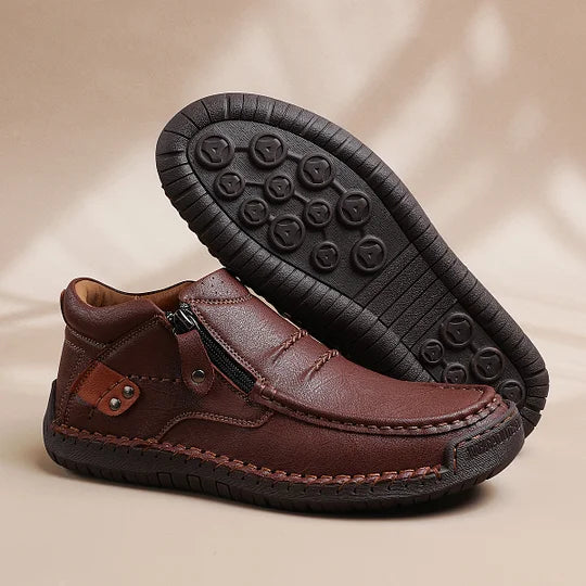⏰Zeitlich begrenzter Verkauf 70 % RABATT – Handgefertigte Slip-On-Fahrerstiefel aus hochwertigem Leder für Herren – breite Zehenpartie, Fußgewölbeunterstützung, wasserdicht, Druckentlastung, rutschfeste Sohle für Freizeit, Reisen und Outdoor